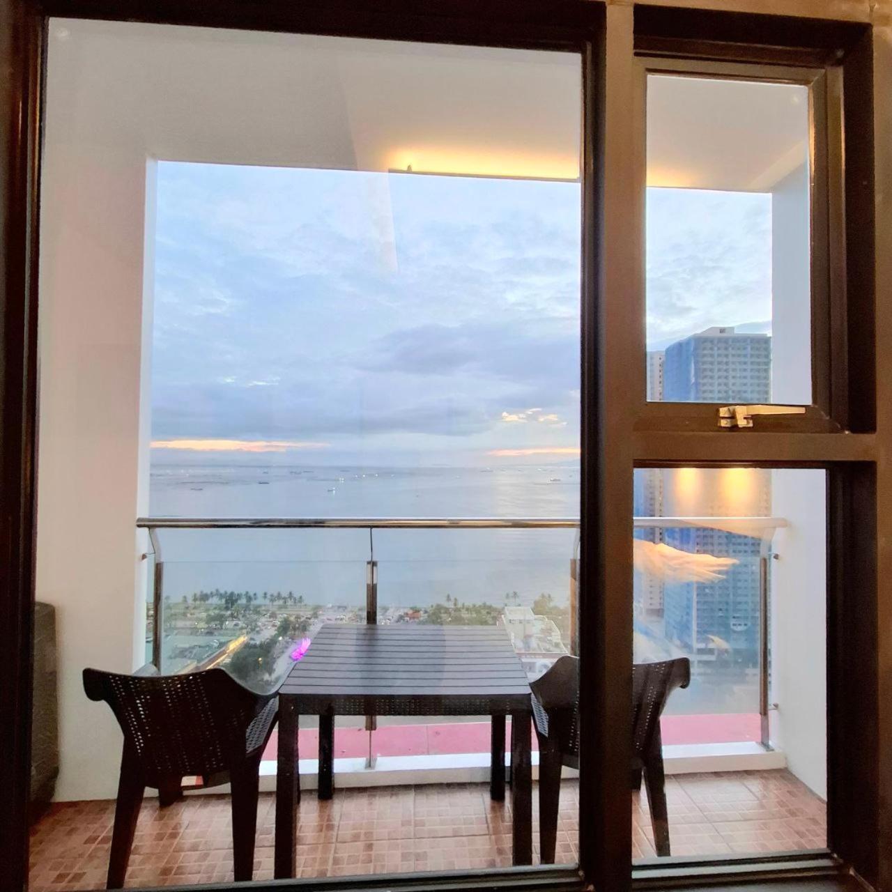 Manila Bayview Luxury Condos: Poolside Balcony Retreats Exterior photo
